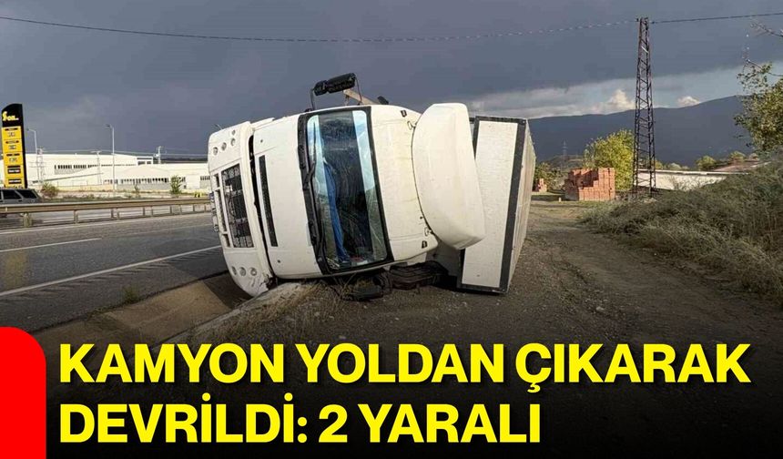 Kamyon yoldan çıkarak devrildi: 2 yaralı