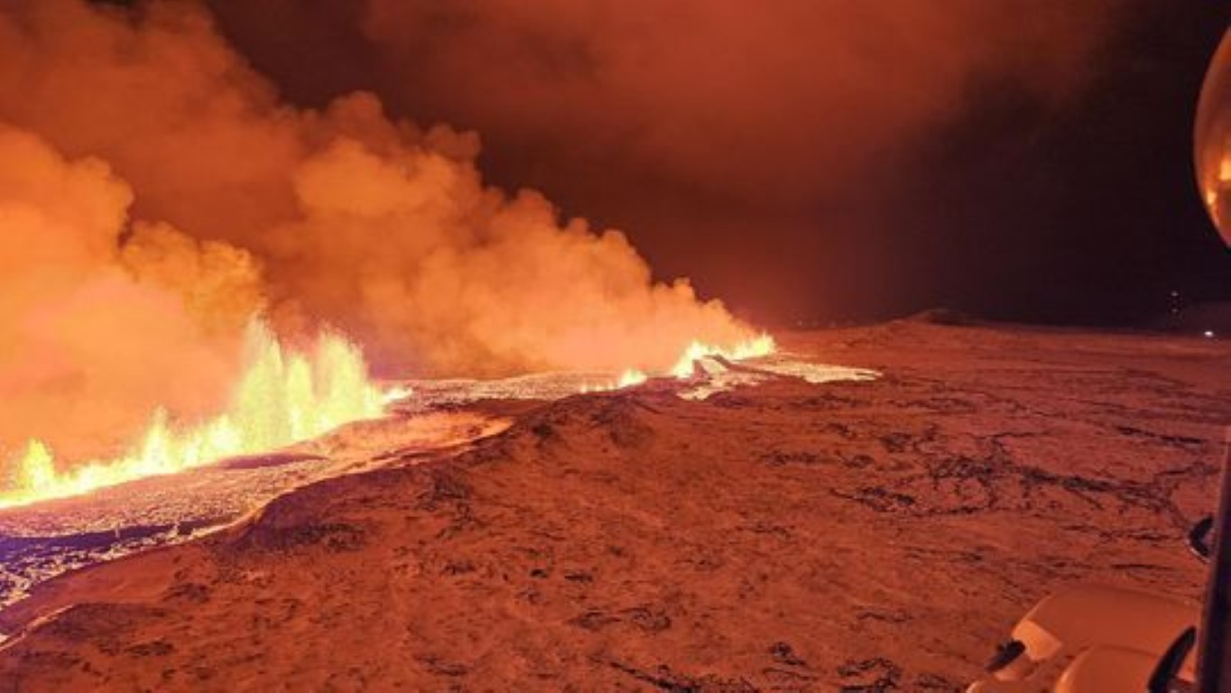 İzlanda'da yanardağ patladı 