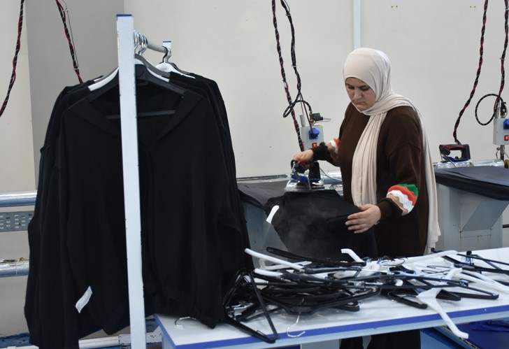 kadınlar tekstil fabrikasında çalışıyor
