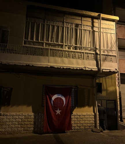 evine türk bayrağı asıldı