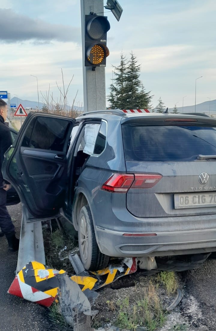 bariyere çarpan sürücü can verdi