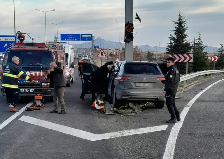 bariyere çarpan sürücü can verdi