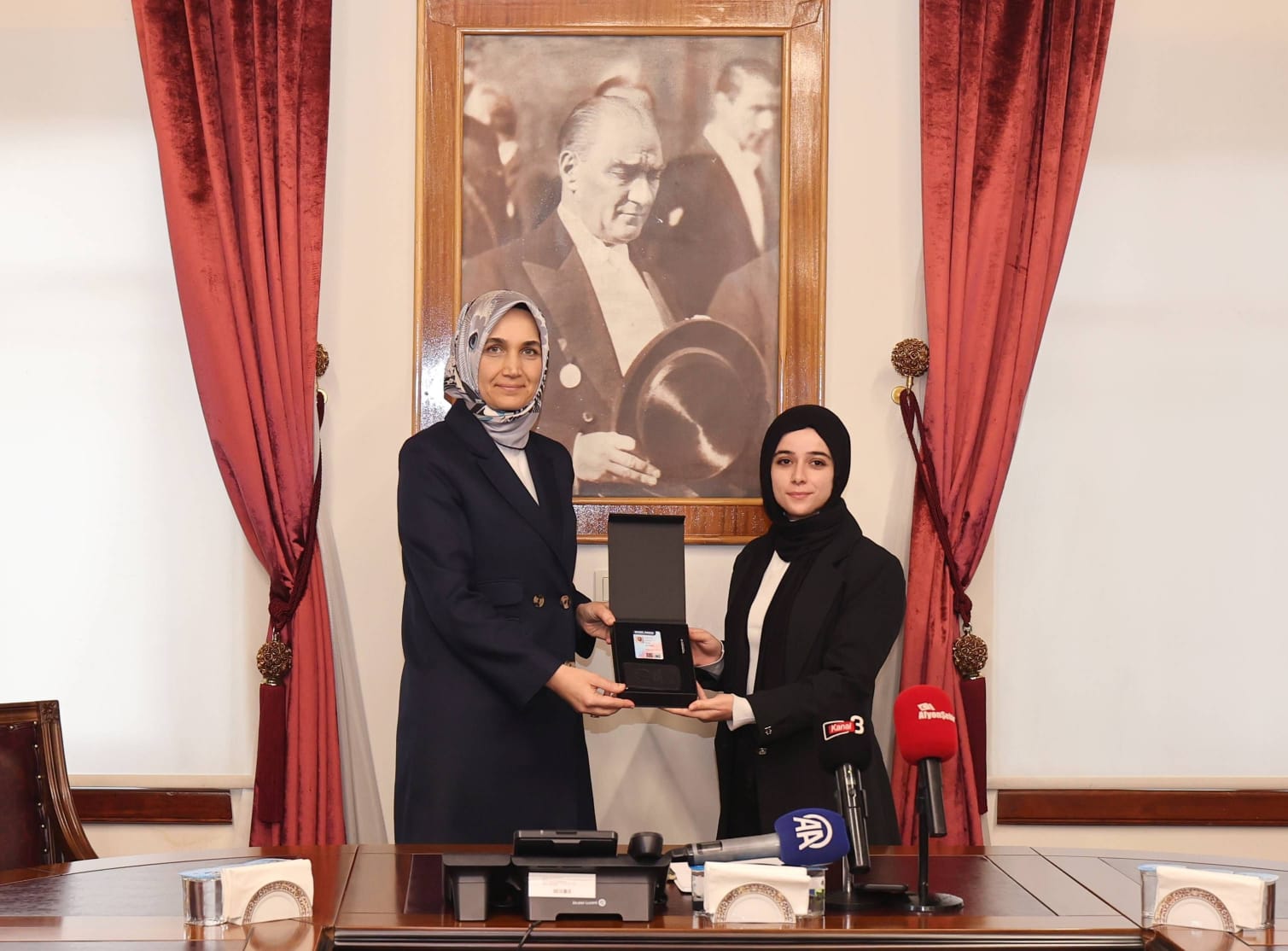 Basın mensupları kartlarını Vali Yiğitbaşı’ndan aldı!