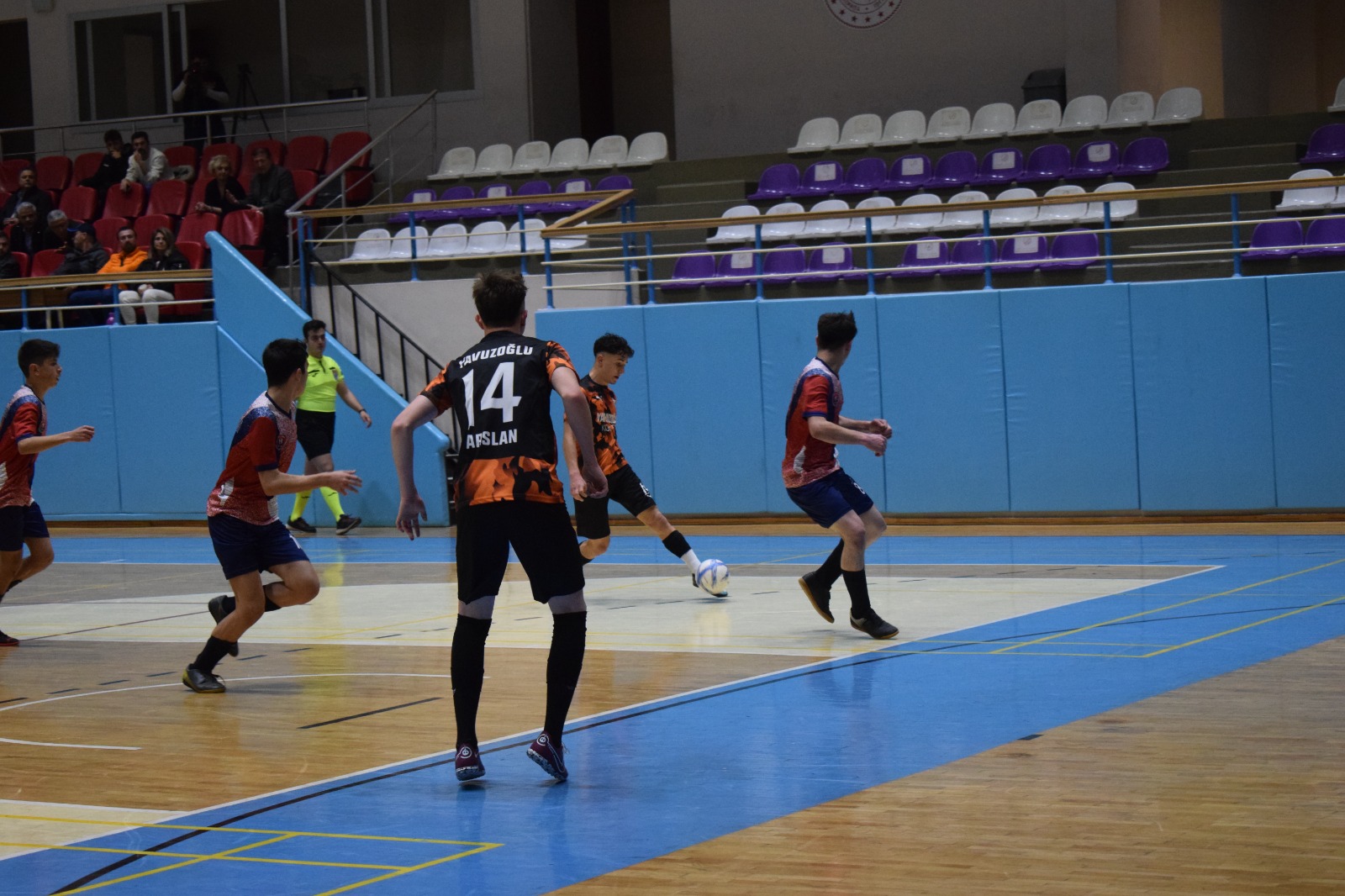 Heyecan dolu Genç Erkekler Futsal Müsabakaları Tınaztepe Spor Salonunda sona erdi!