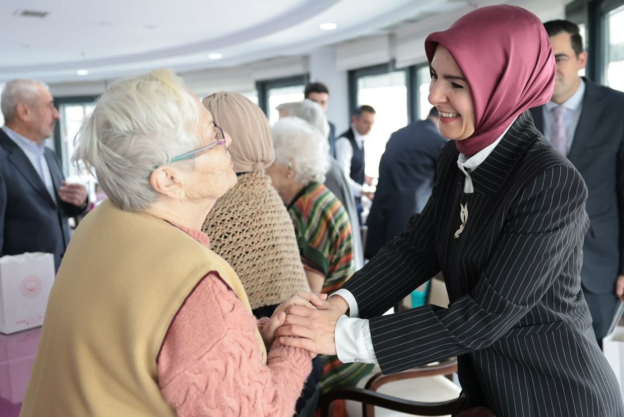 Aile ve Sosyal Hizmetler Bakanı Göktaş Yaşlılar Haftası dolayısıyla Ankara’da katıldığı bir programda yaşlılarla yakından ilgilendi.