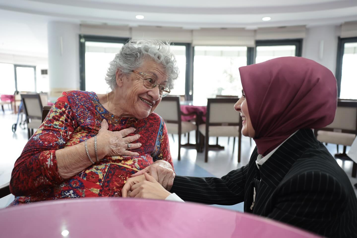Aile ve Sosyal Hizmetler Bakanı Göktaş Yaşlılar Haftası dolayısıyla Ankara’da katıldığı bir programda yaşlılarla yakından ilgilendi.