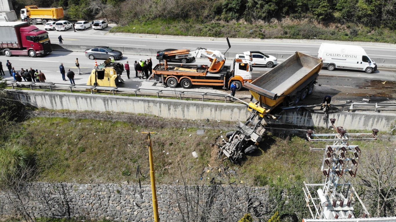 D-650’de feci kaza: Kupası kopan tırın dorsesi bariyerlerde asılı kaldı