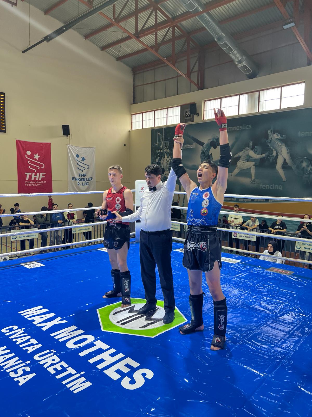 Afyonkarahisarlı Muaythai sporcuları Ege Bölgesi'nde şov yaptı!