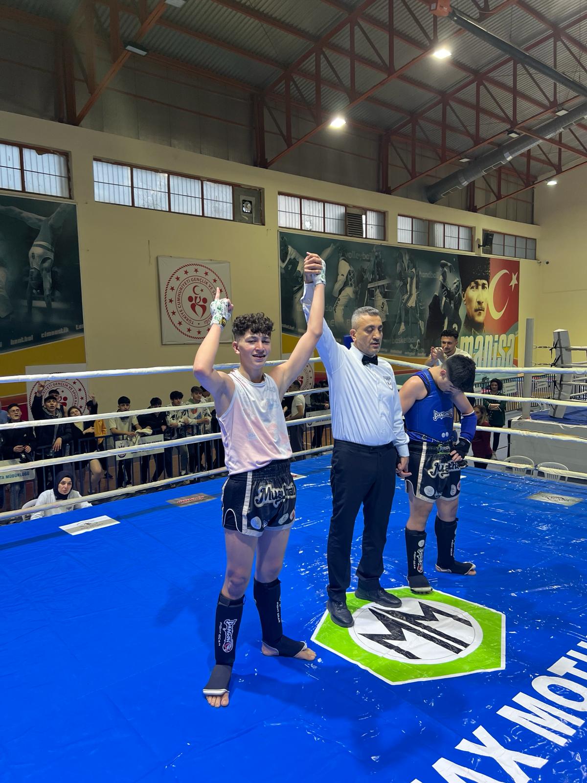 Afyonkarahisarlı Muaythai sporcuları Ege Bölgesi'nde şov yaptı!