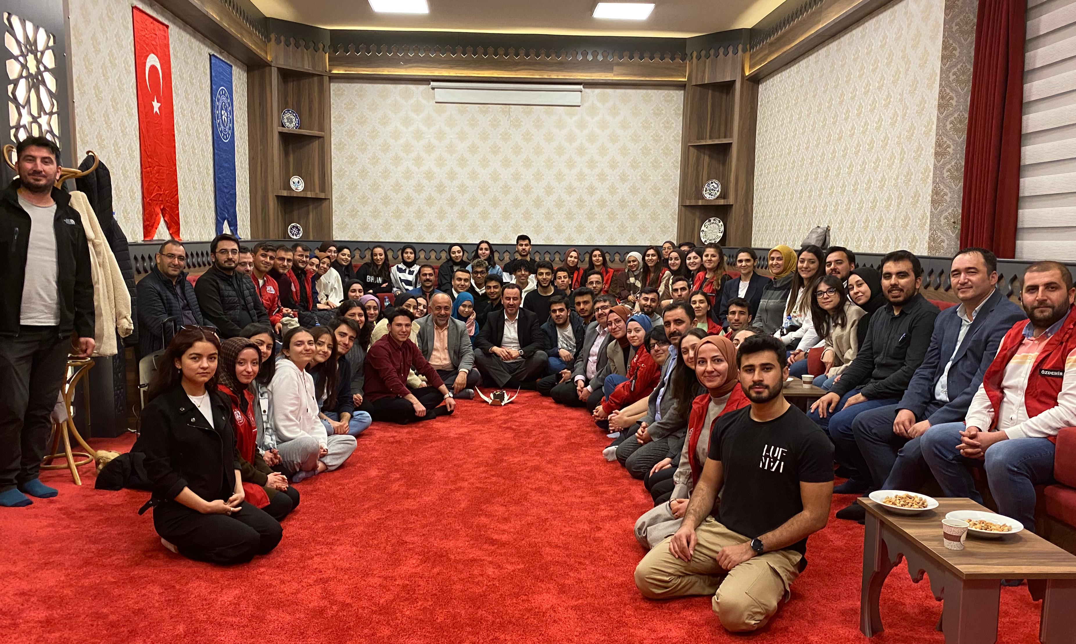 Afyonkarahisar Gençlik Merkezinde 400 kişinin katılımıyla iftar programı düzenlendi