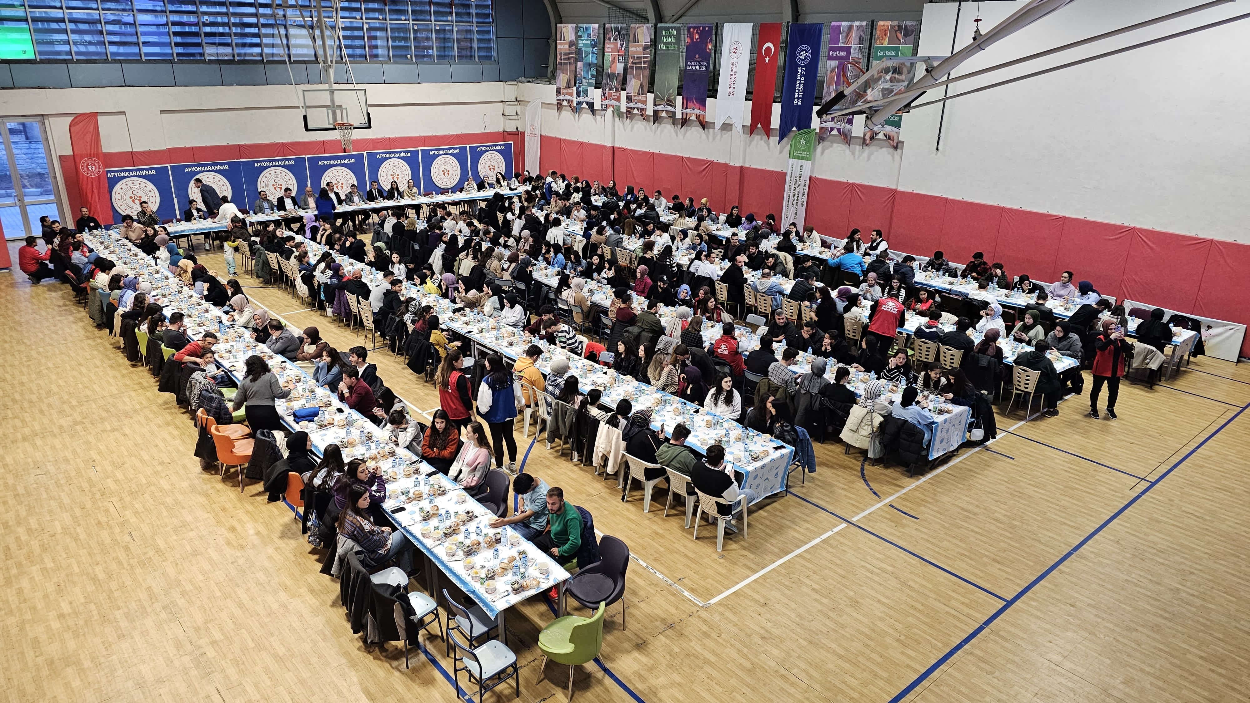 Afyonkarahisar Gençlik Merkezinde 400 kişinin katılımıyla iftar programı düzenlendi