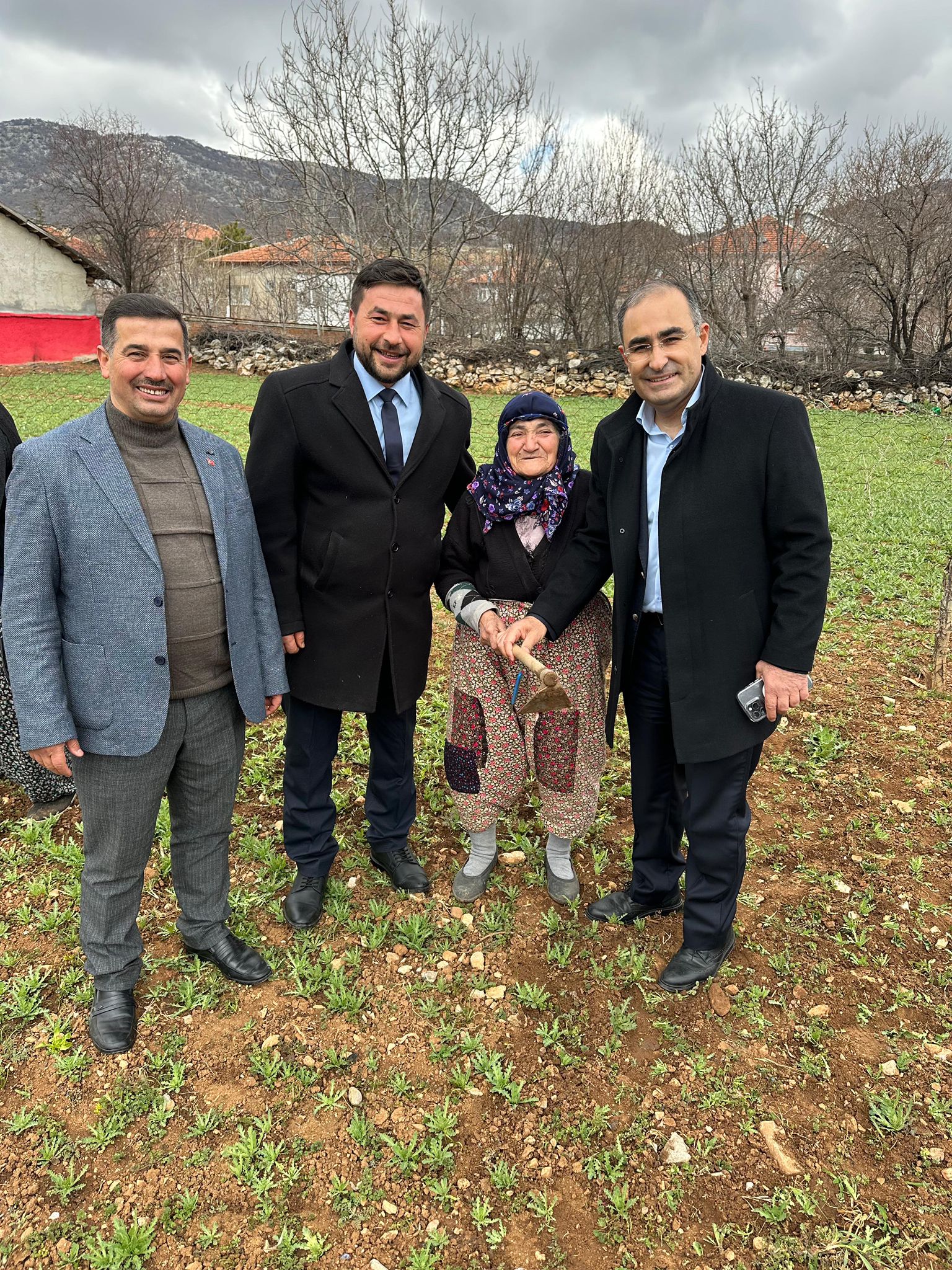 Eline Çapa Aldı, Haşhaş Tarlasına Girdi!