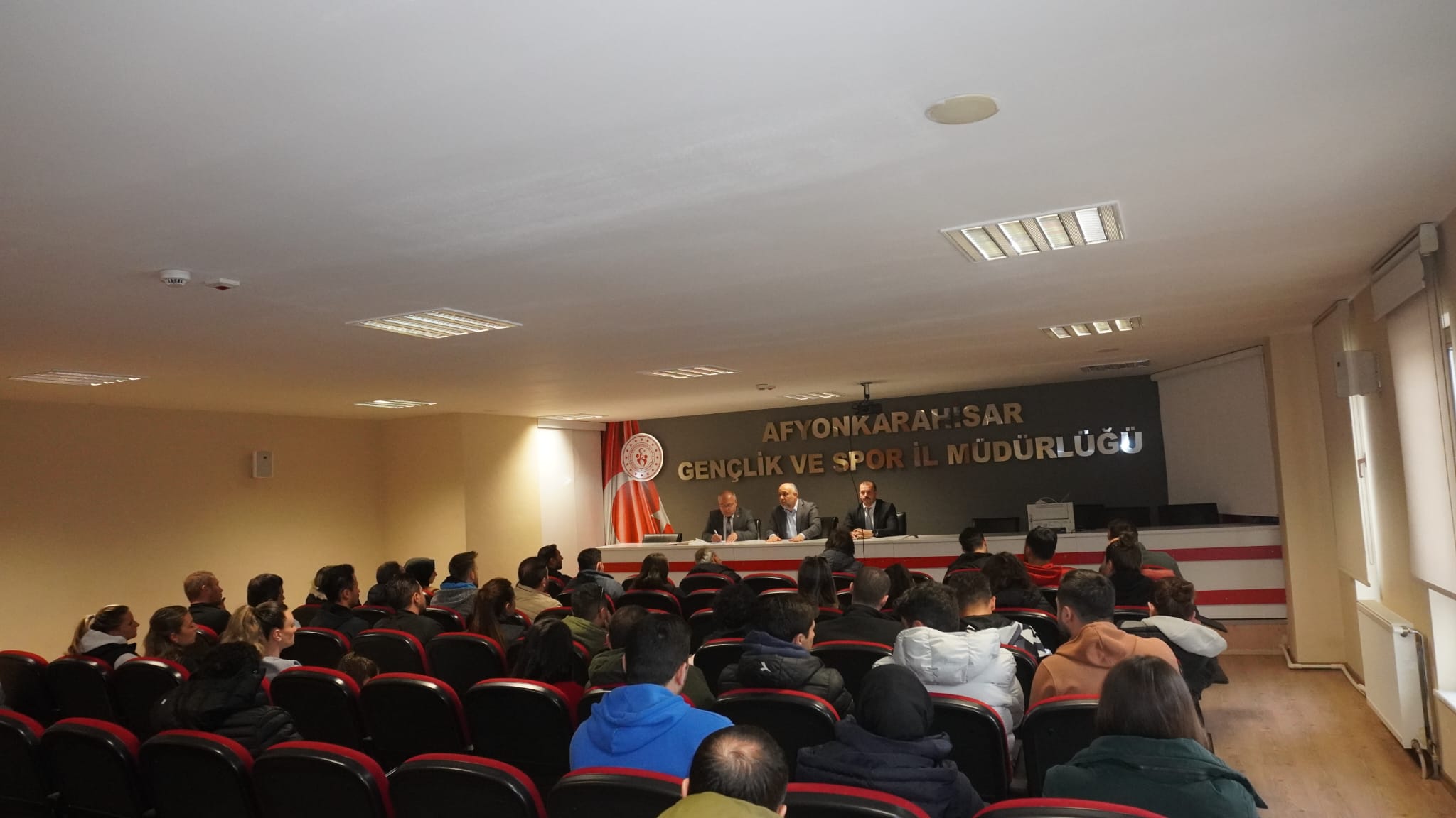 İl Müdürü Kasapoğlu Başkanlığında antrenörlerle değerlendirme toplantısı düzenledi