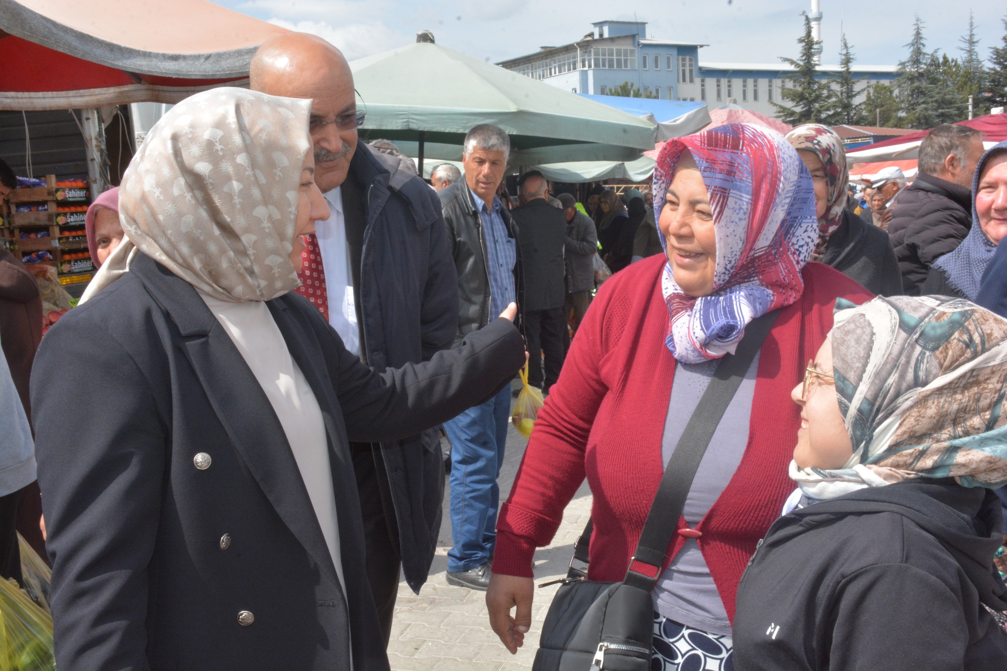 Başkan Kılınçarslan semt pazarında vatandaşlarla bir araya geldi!