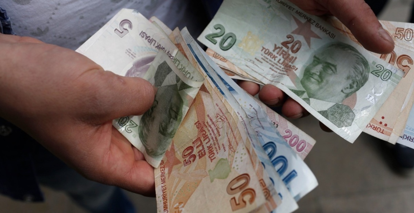 Akbank 17 500 Tl Nakit Para Dagityor Subeye Giden Parasini Cekip Cikiyor