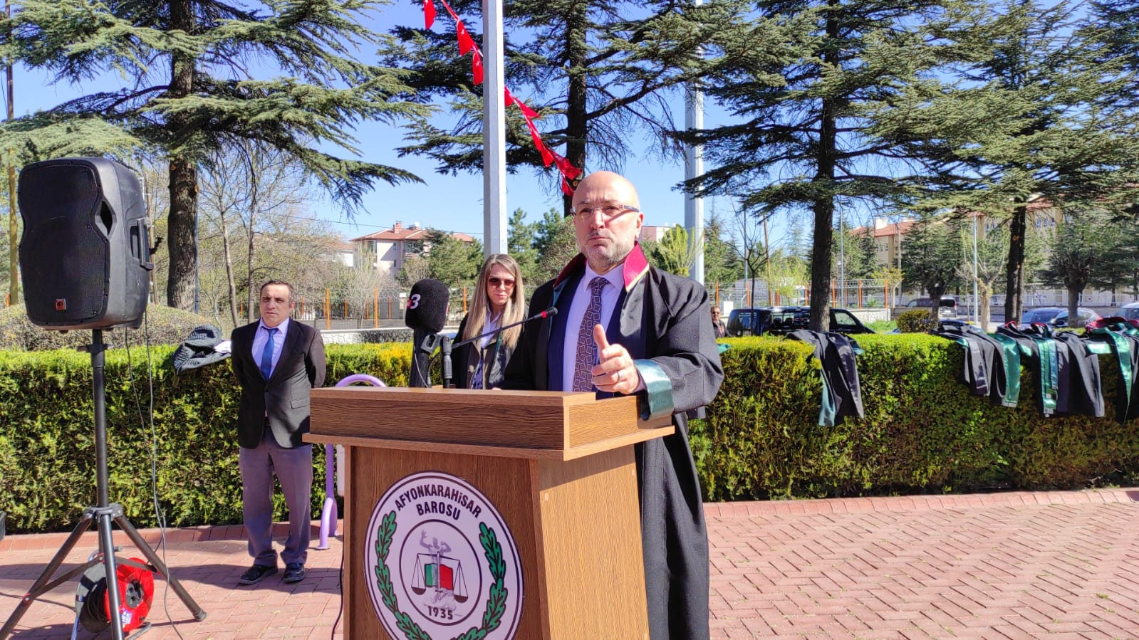 Özgürlükleri için mücadele ettiğimiz halkımızın gözünde sevimli değiliz!