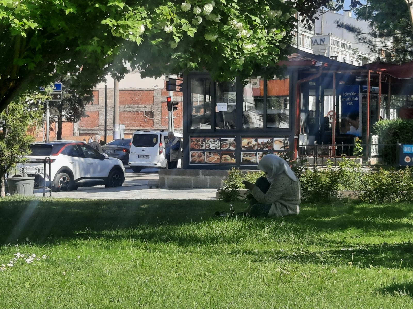 Vatandaşlar çimenlik ve gölge altlarını seçtiler