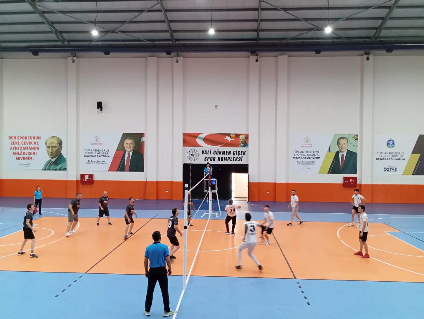 Mi̇lli̇ Bi̇rli̇k Günü Voleybol Turnuvasi Başladi