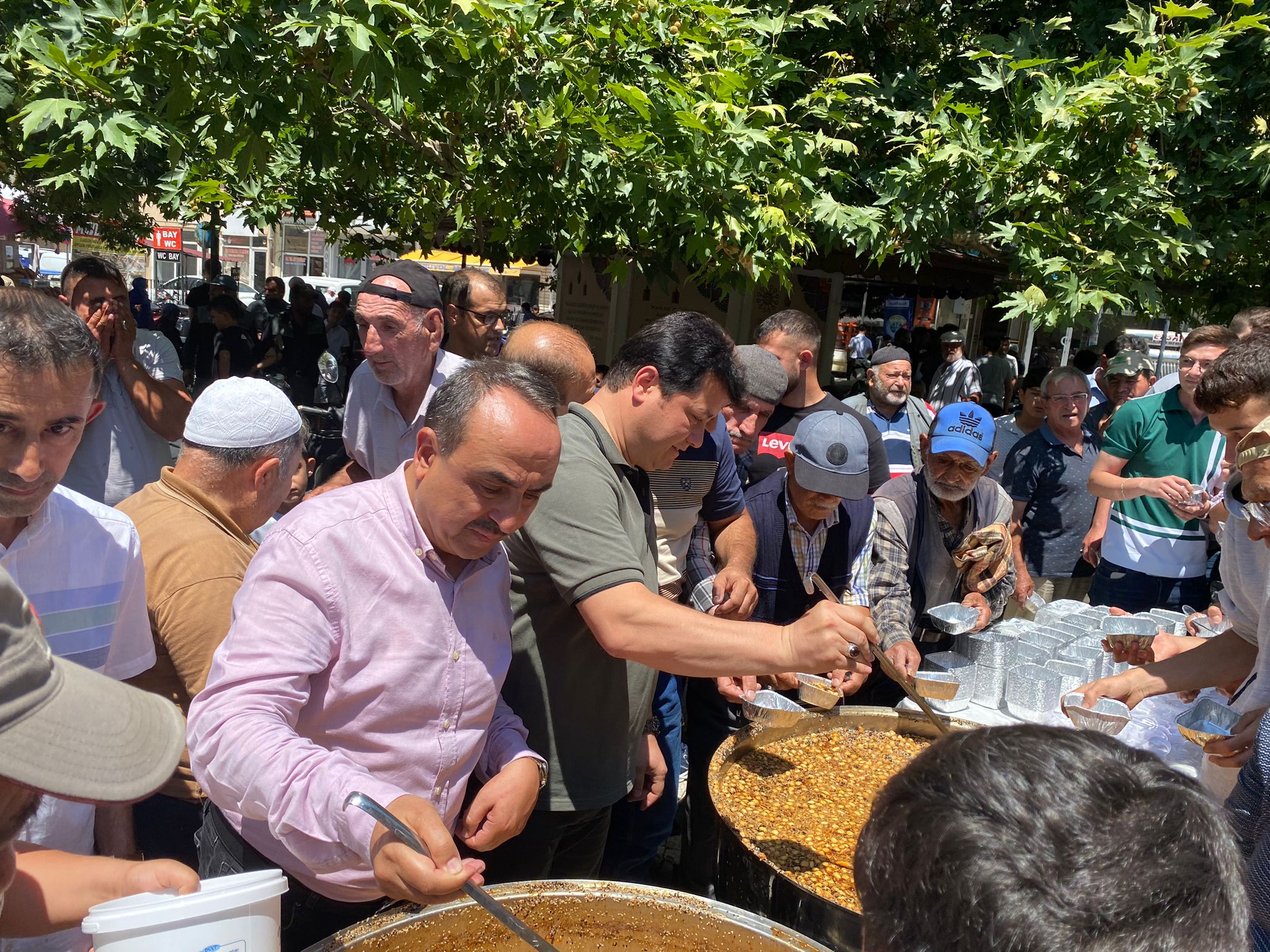 Bolvadin Belediye Başkanı Derviş Aynacı, vatandaşa aşure dağıttı!