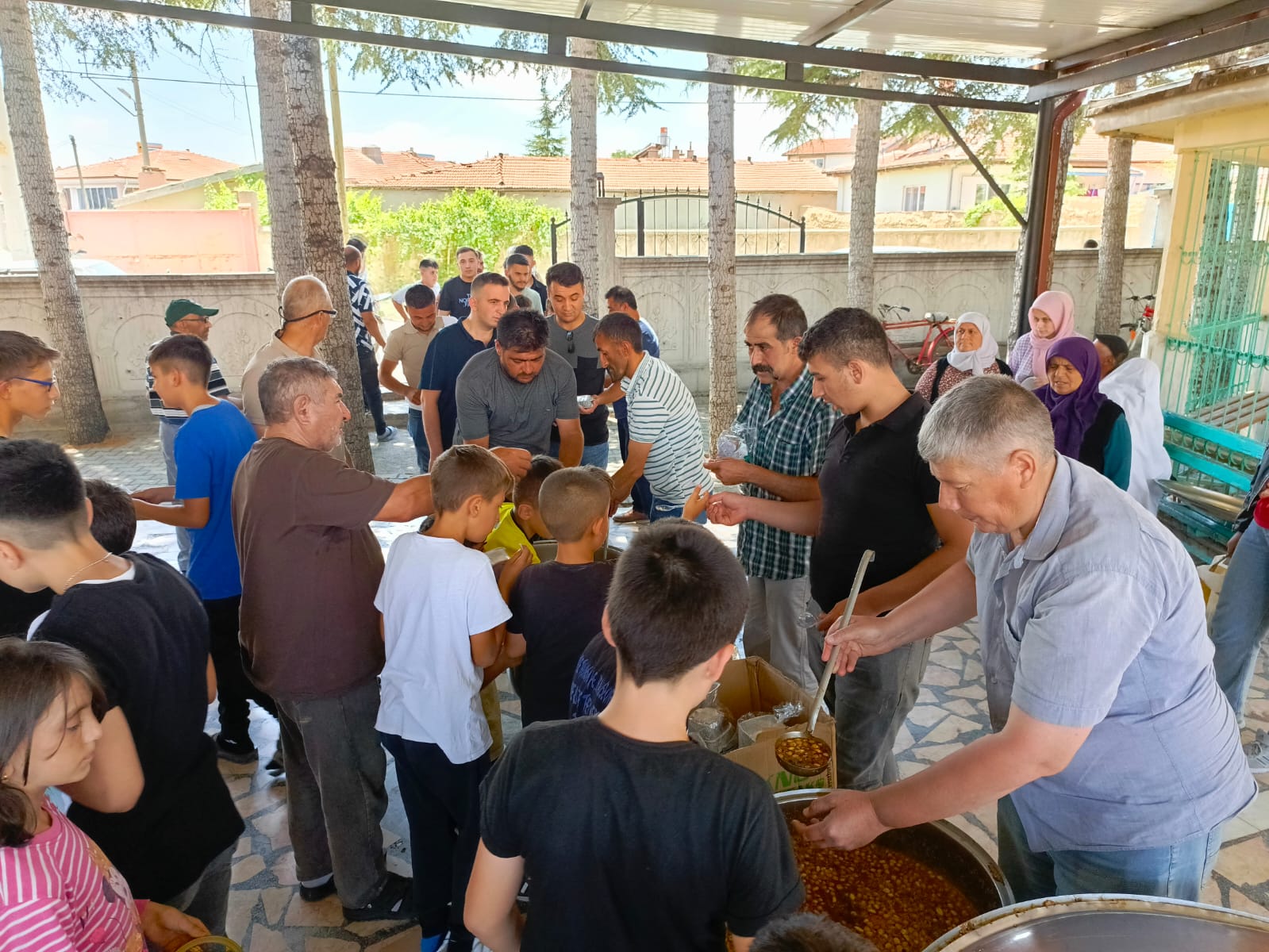 Bolvadin Belediye Başkanı Derviş Aynacı, vatandaşa aşure dağıttı!