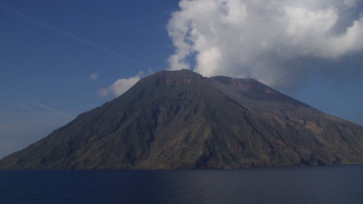 Aa 20240705 35060482 35060481 Italyada Etnadan Sonra Stromboli Yanardagi Da Faaliyete Gecti (1)