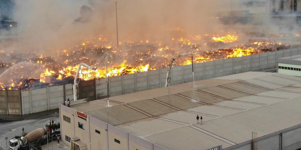 Kağıt fabrikasındaki yangın halen söndürülemedi!