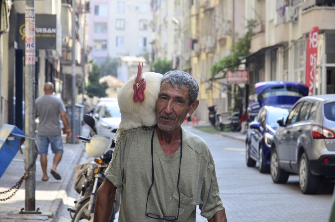 Gören dönüp bir daha bakıyor!