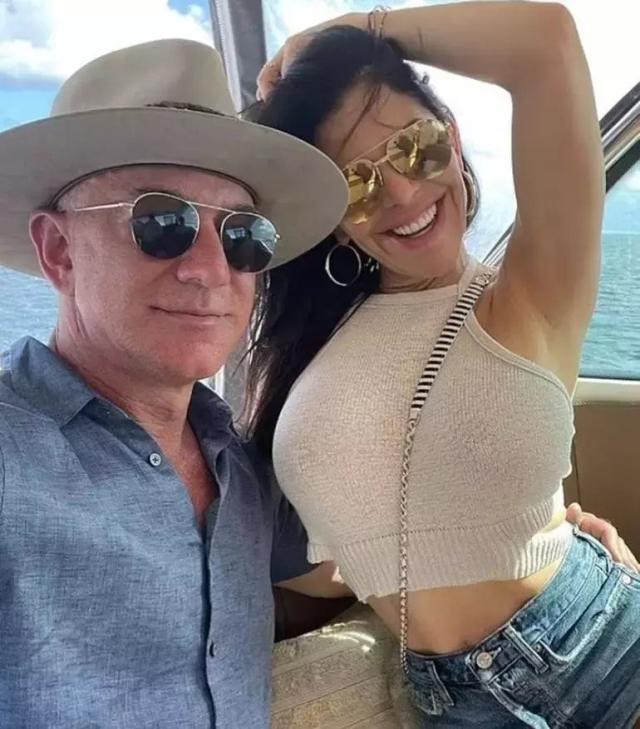 Jeff Bezos Tatilde Para Yagdiriyor Datca Daki 17502411 9524 M