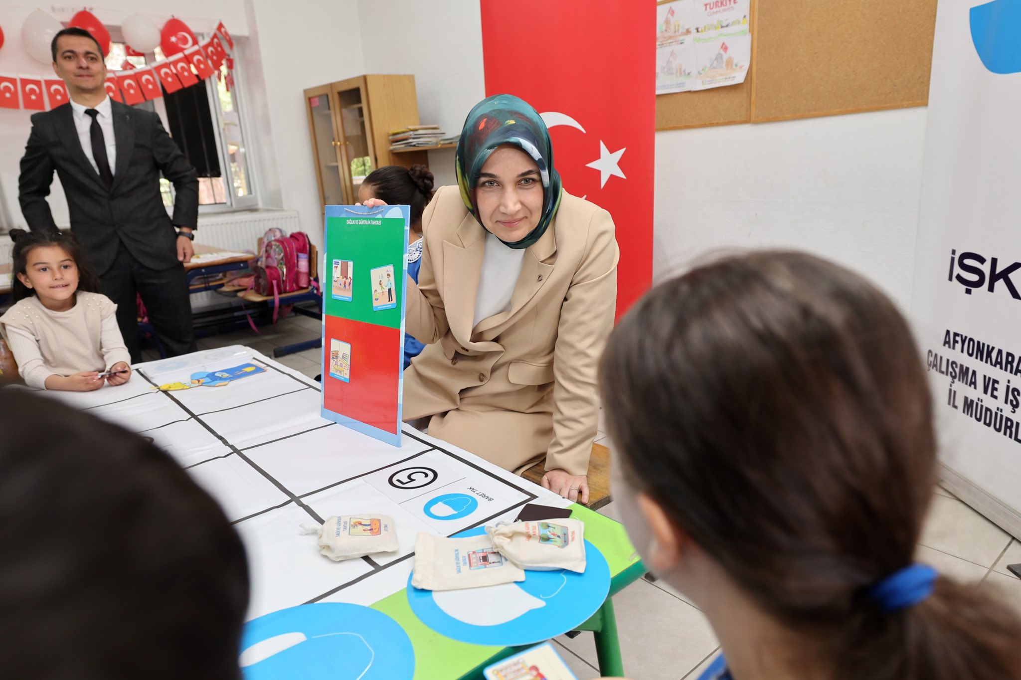 Vali̇ Yi̇ği̇tbaşi, Çocuklarla Bi̇rli̇kte Sağlik Ve Güvenli̇k Oyun Kutusu'nu İnceledi̇
