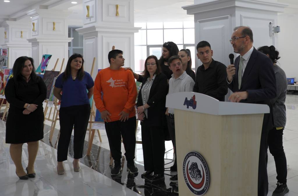 Afsü’de “Engelsi̇z Sanat” Sergi̇si̇ Açildi