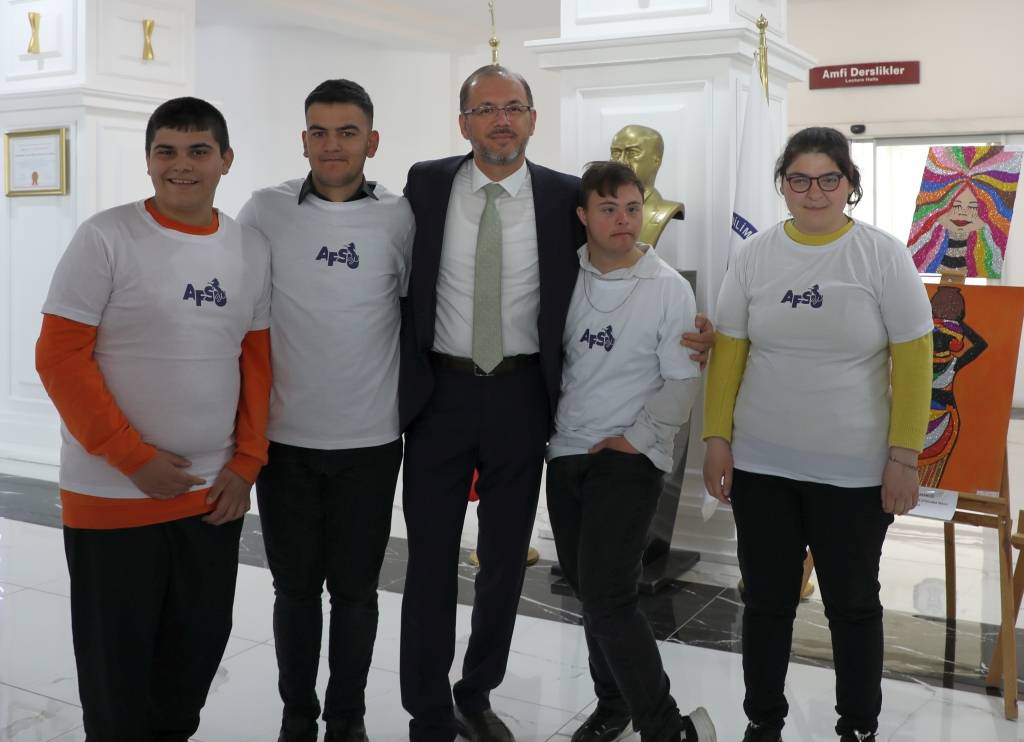 Afsü’de “Engelsi̇z Sanat” Sergi̇si̇ Açildi9