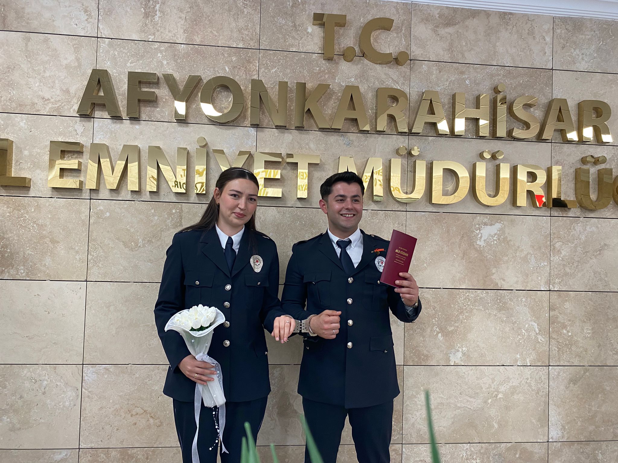 Afyon'da Bi̇r İlk Vali̇li̇k Korumasi İle Poli̇s Kelepçelendi̇ (12)