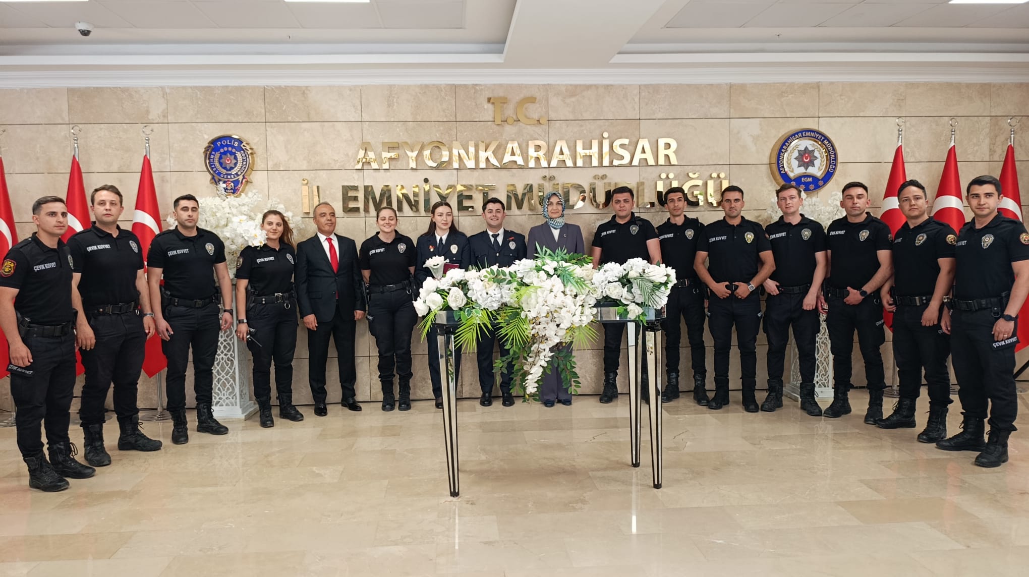 Afyon'da Bi̇r İlk Vali̇li̇k Korumasi İle Poli̇s Kelepçelendi̇ (13)