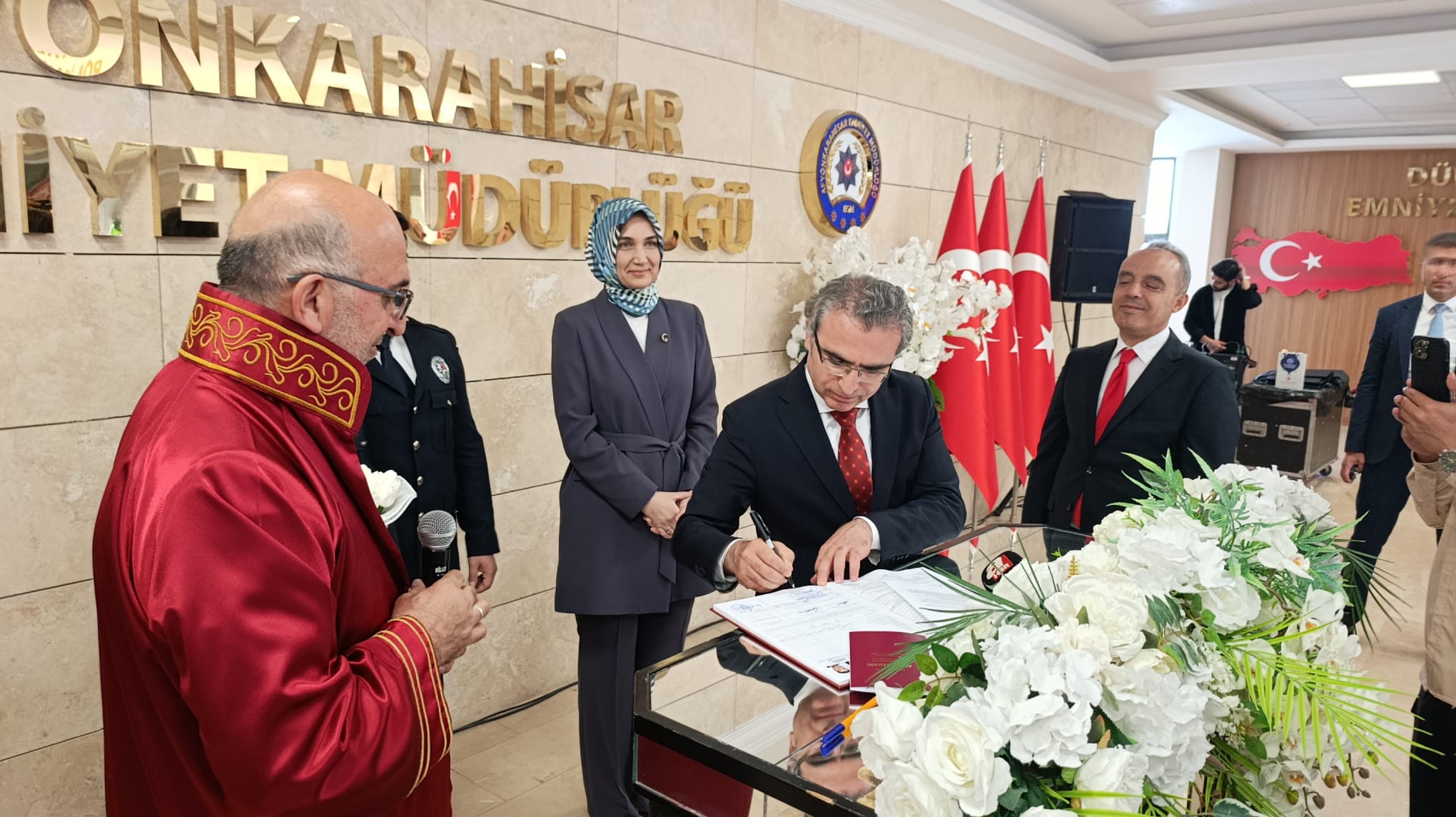 Afyon'da Bi̇r İlk Vali̇li̇k Korumasi İle Poli̇s Kelepçelendi̇ (6)
