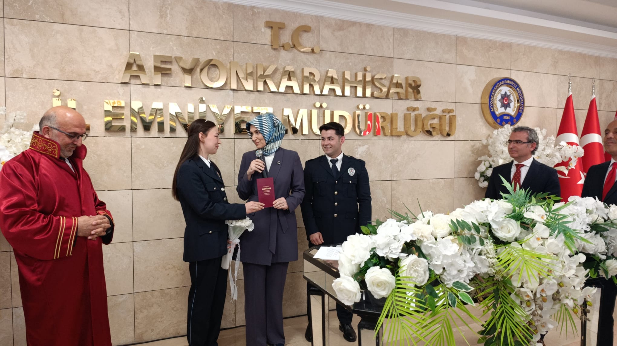 Afyon'da Bi̇r İlk Vali̇li̇k Korumasi İle Poli̇s Kelepçelendi̇ (8)