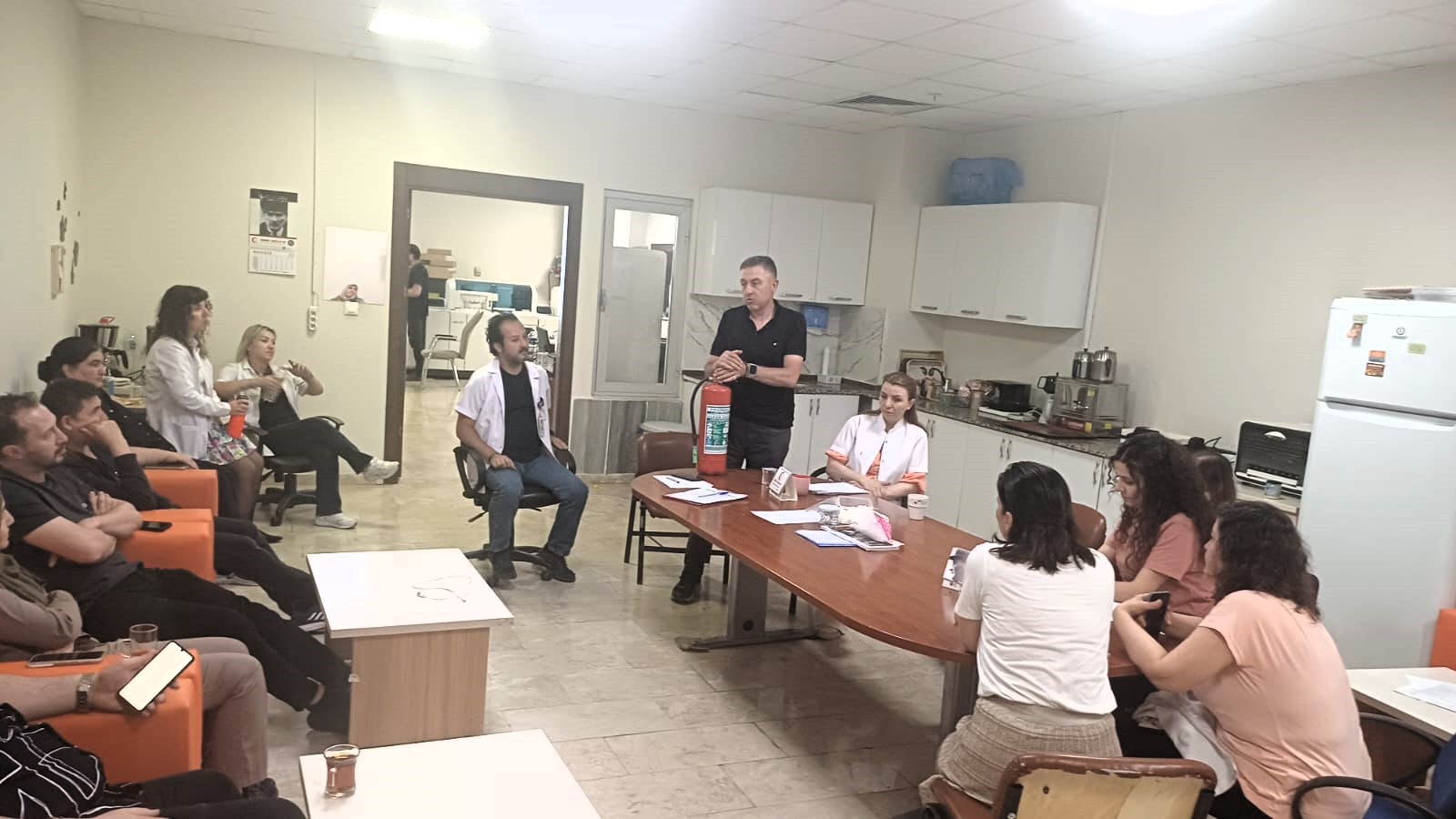 Afyonkarahi̇sar Devlet Hastanesi̇’nde Laboratuvar Çalişanlarina Hatirlatma Eği̇ti̇mi̇!