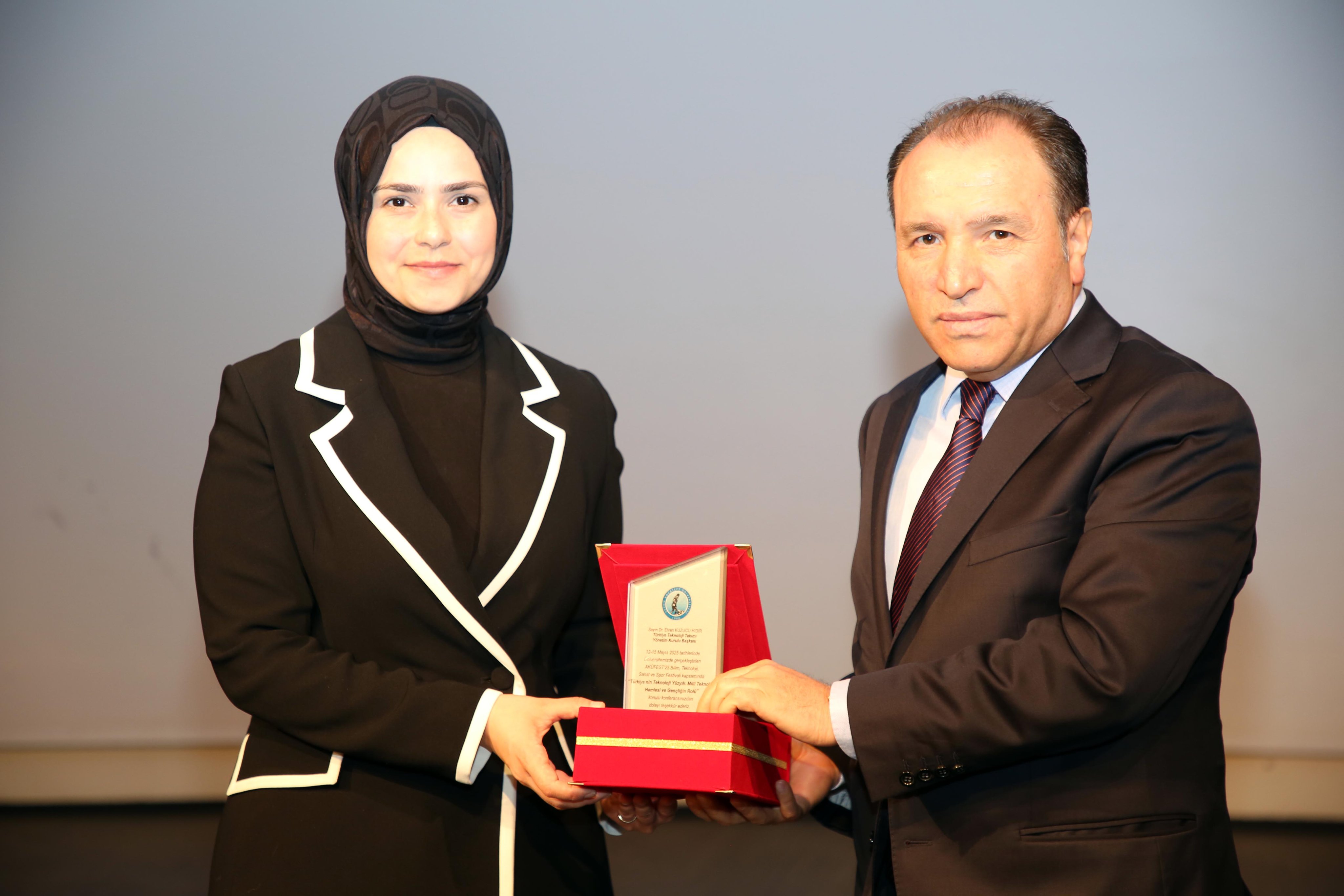 Akü’ De “Mi̇lli̇ Teknoloji̇ Hamlesi̇ Ve Gençli̇ği̇n Rolü” Anlatildi