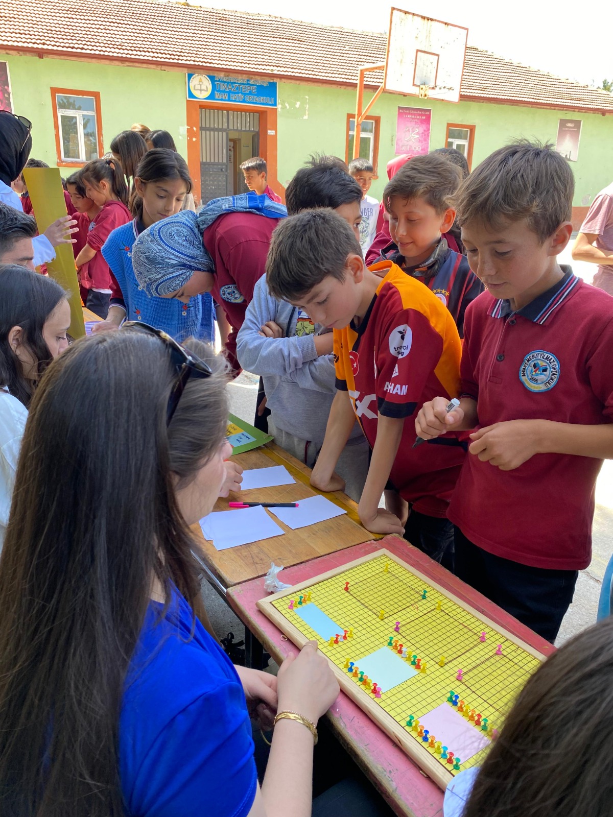 Akü Öğrenci̇leri̇ Ortaokulda Sergi̇ Açti1