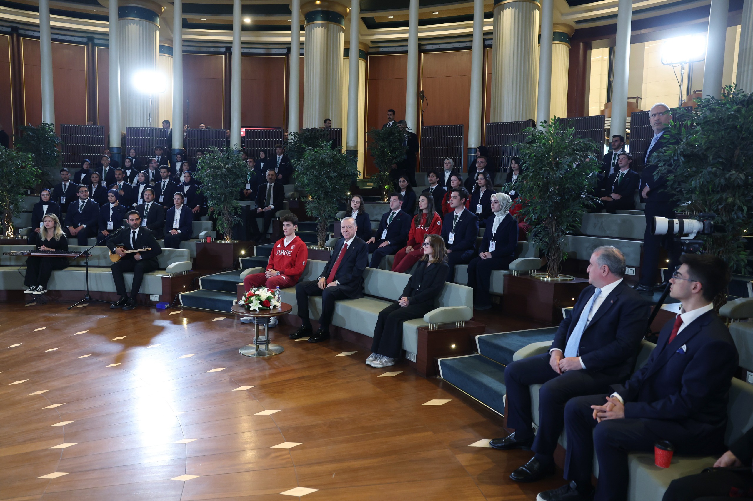 Akü Öğrenci̇si̇nden Cumhurbaşkanliği Programinda Anlamli Performans