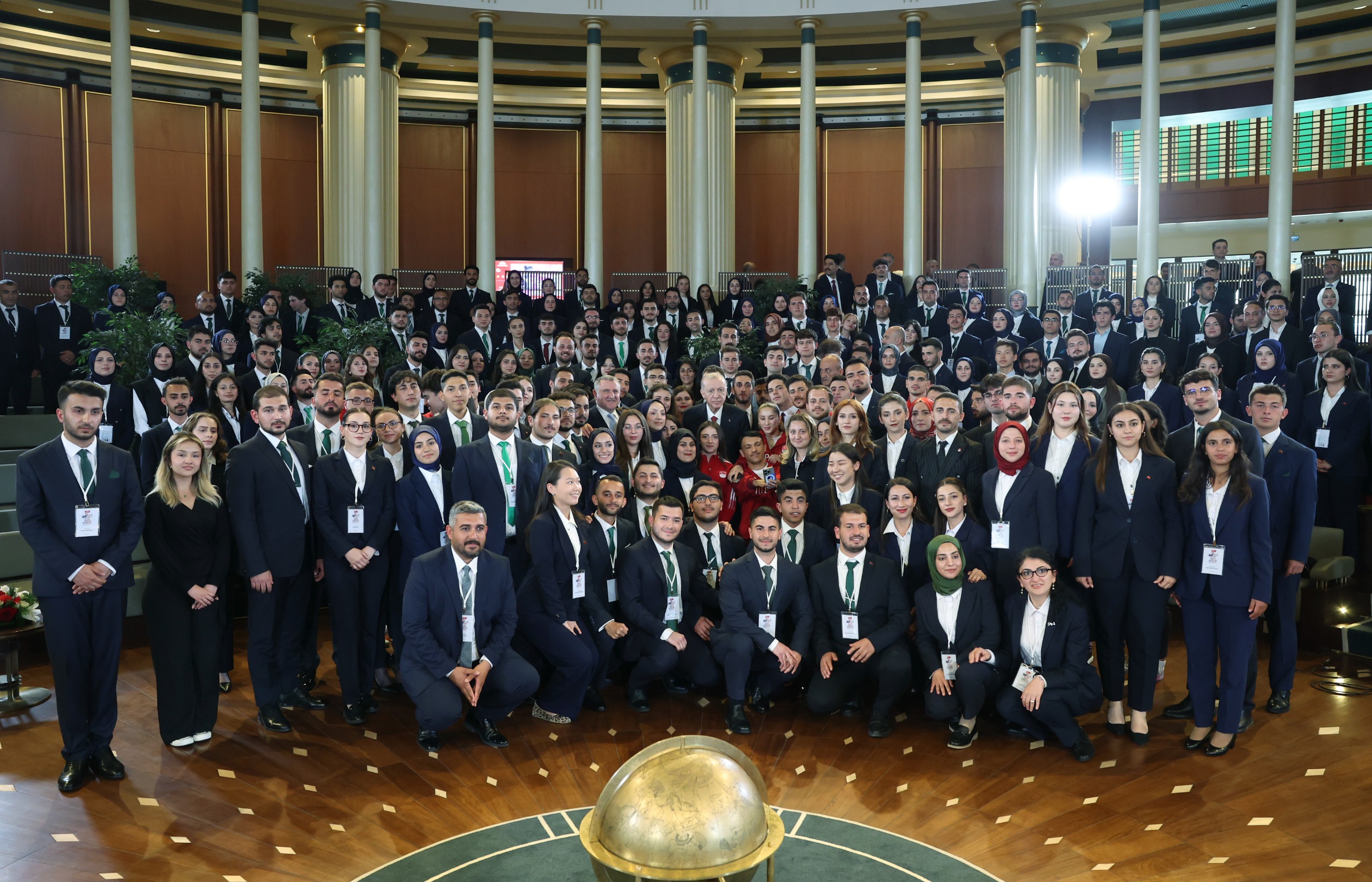Akü Öğrenci̇si̇nden Cumhurbaşkanliği Programinda Anlamli Performans1