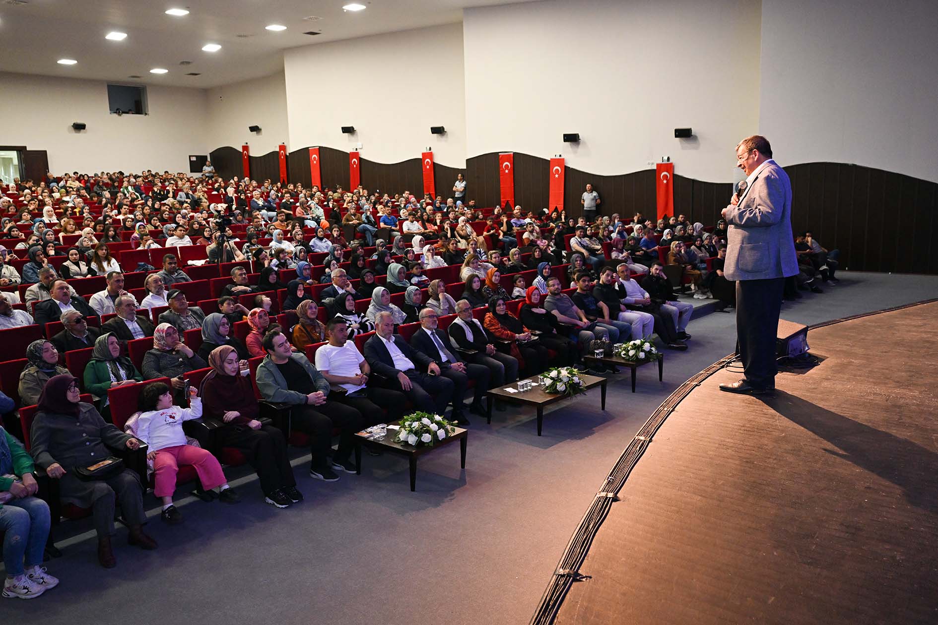 Akü’de “Hayata Şi̇i̇rden Bakmak” Anlatildi 1