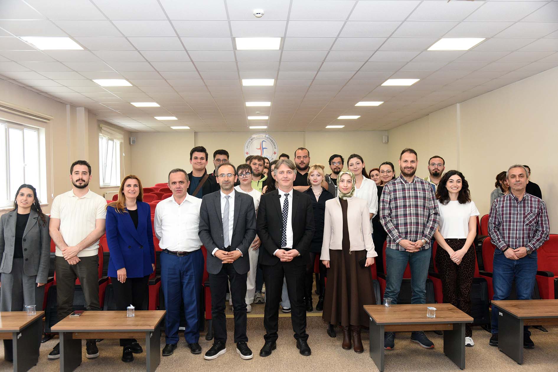 Akü’de Kamu Yöneti̇mi̇nde Dünden Bugüne Turi̇zm Ve Bakanliğin Faali̇yetleri̇ Konferansi4