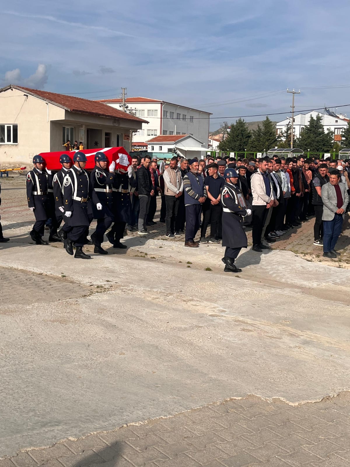 Başkan Erhan, Uzman Çavuş’un Cenazesi̇ne Katildi1