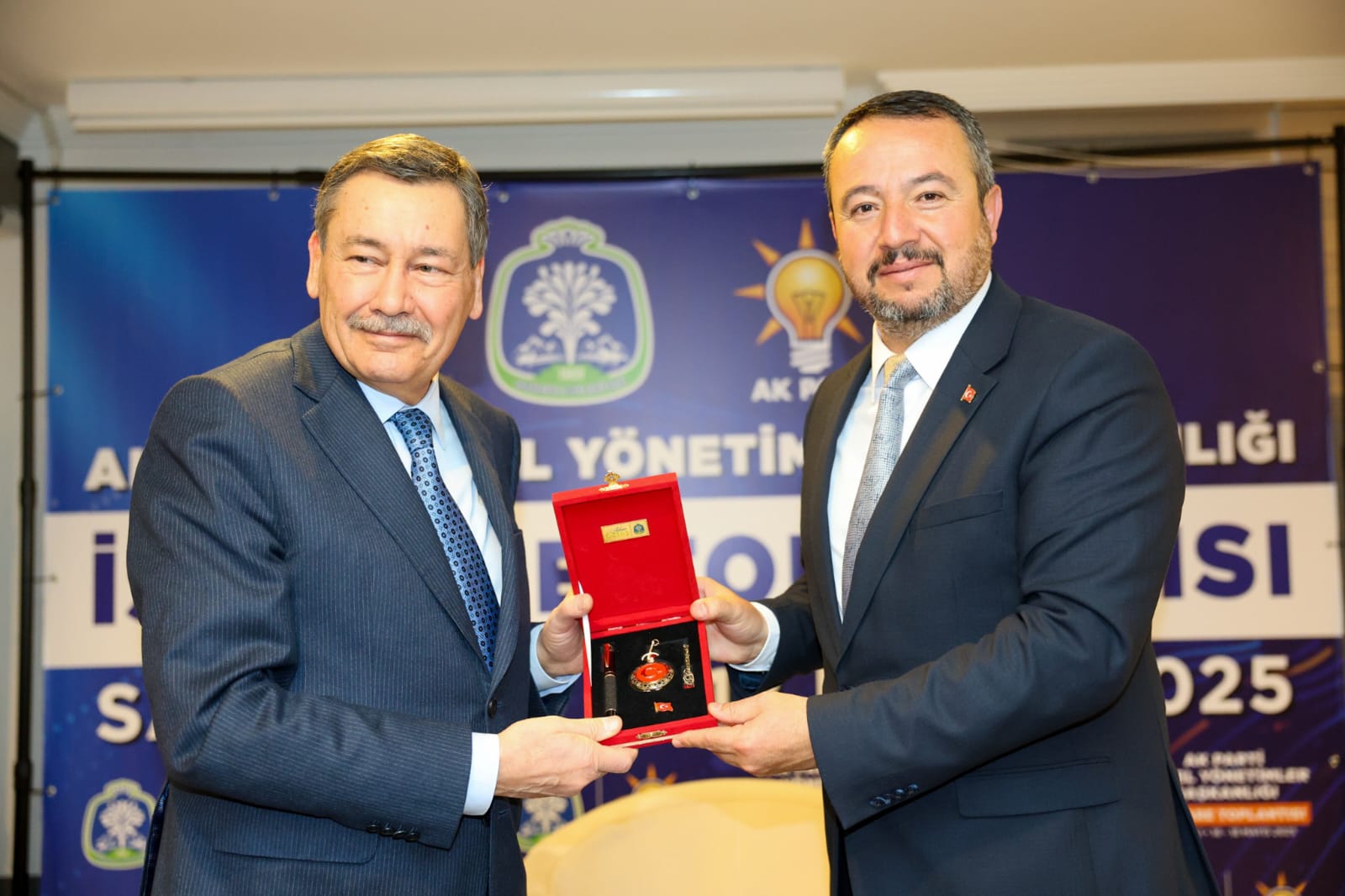 Başkan Gökçek, Sandikli’da Ak Parti̇ Beledi̇ye Başkanlariyla Neden Buluştu1