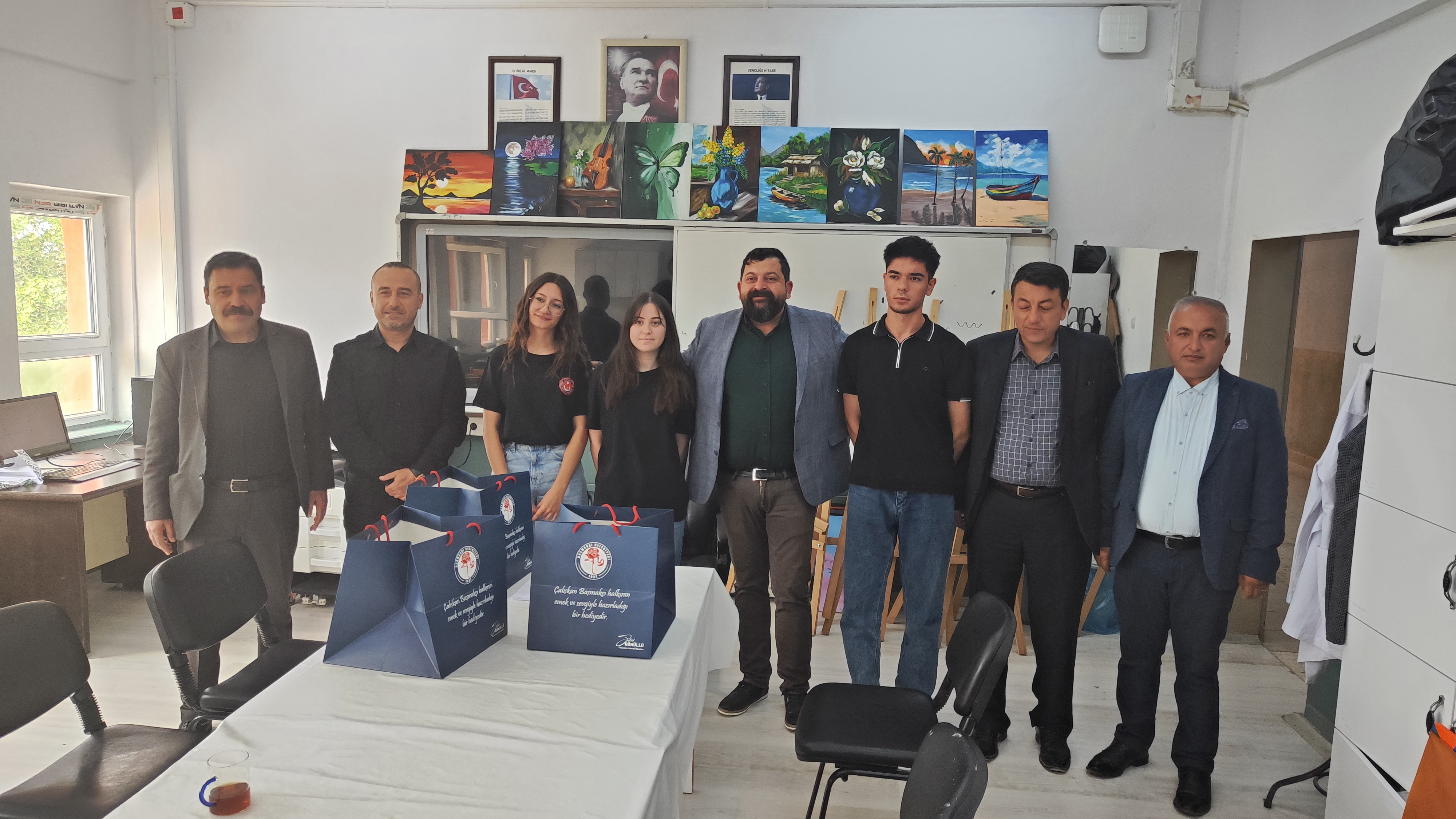 Başkan Gönüllü Öğrenci̇lere Ödül Verdi̇!1