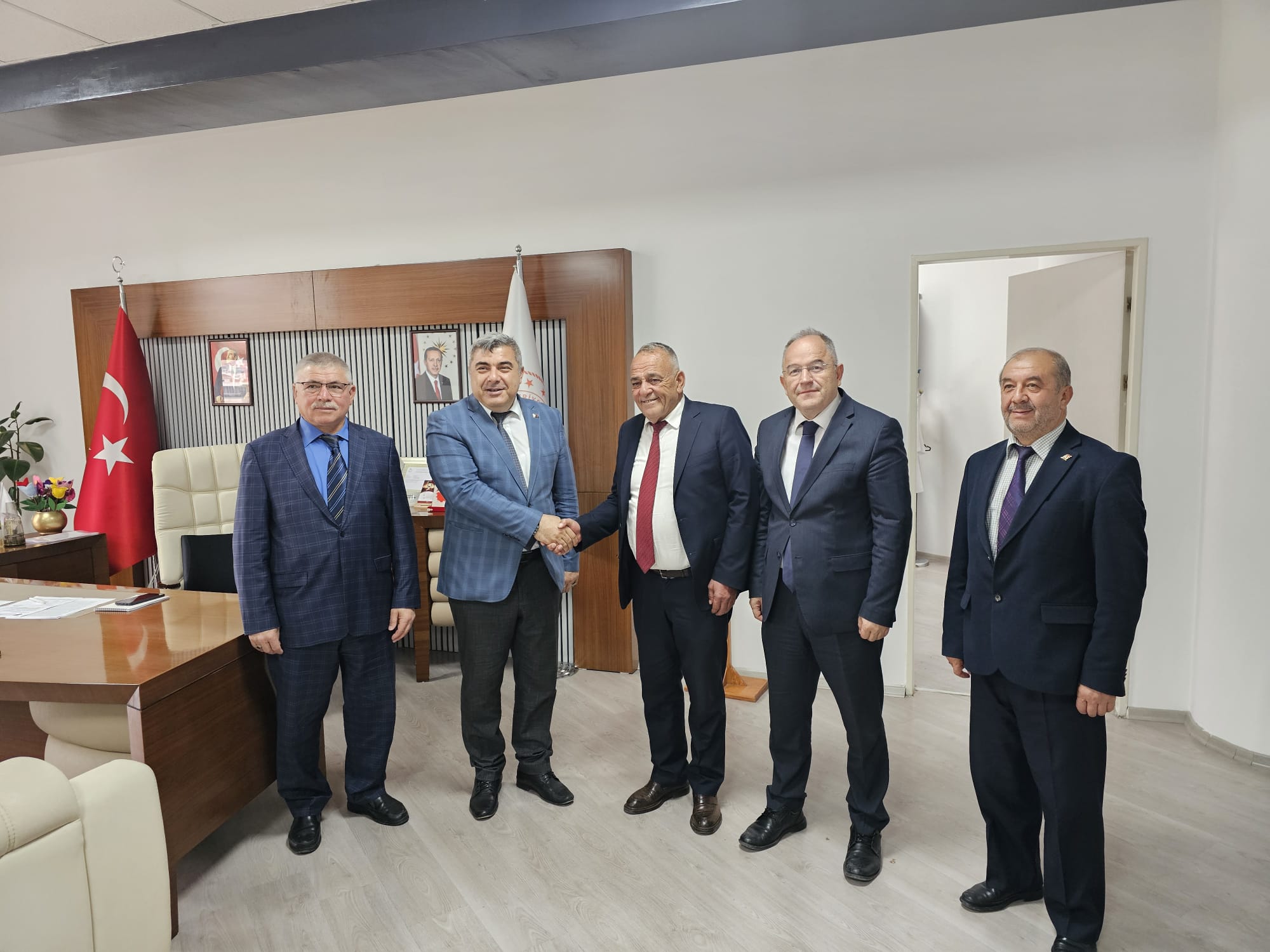 Başkan Karabacak, İl Müdürü Sünnetci̇’yi̇ Zi̇yaret Etti̇