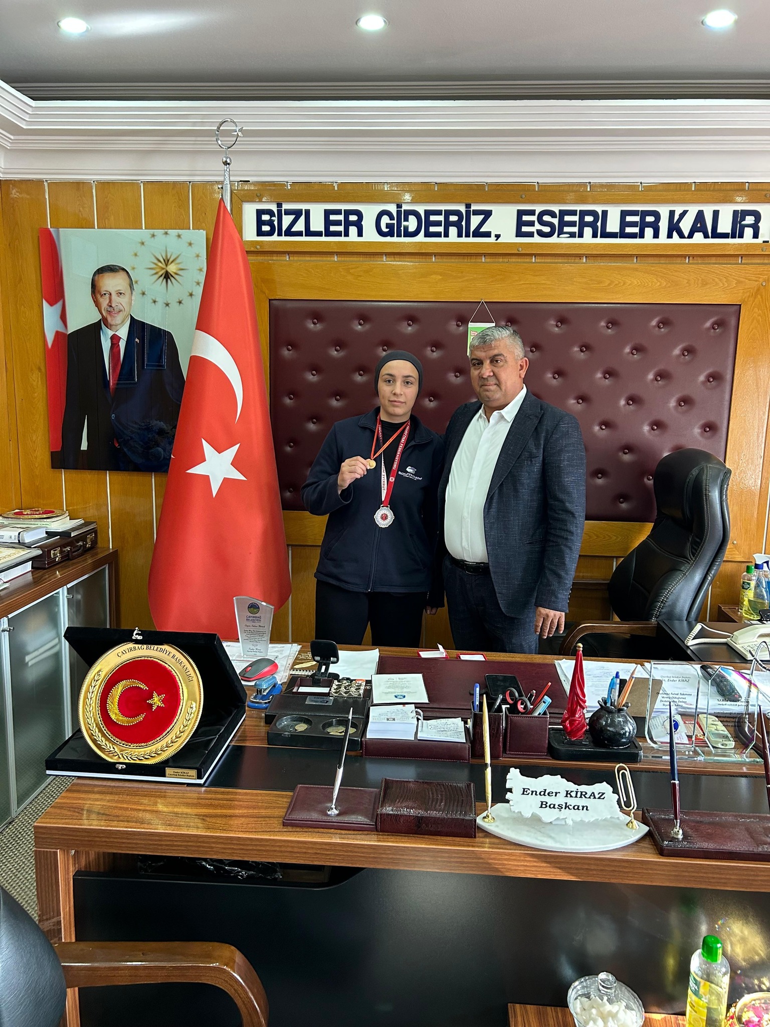 Başkan Ki̇raz Hemşehri̇si̇ni̇ Takdi̇r Etti̇-1