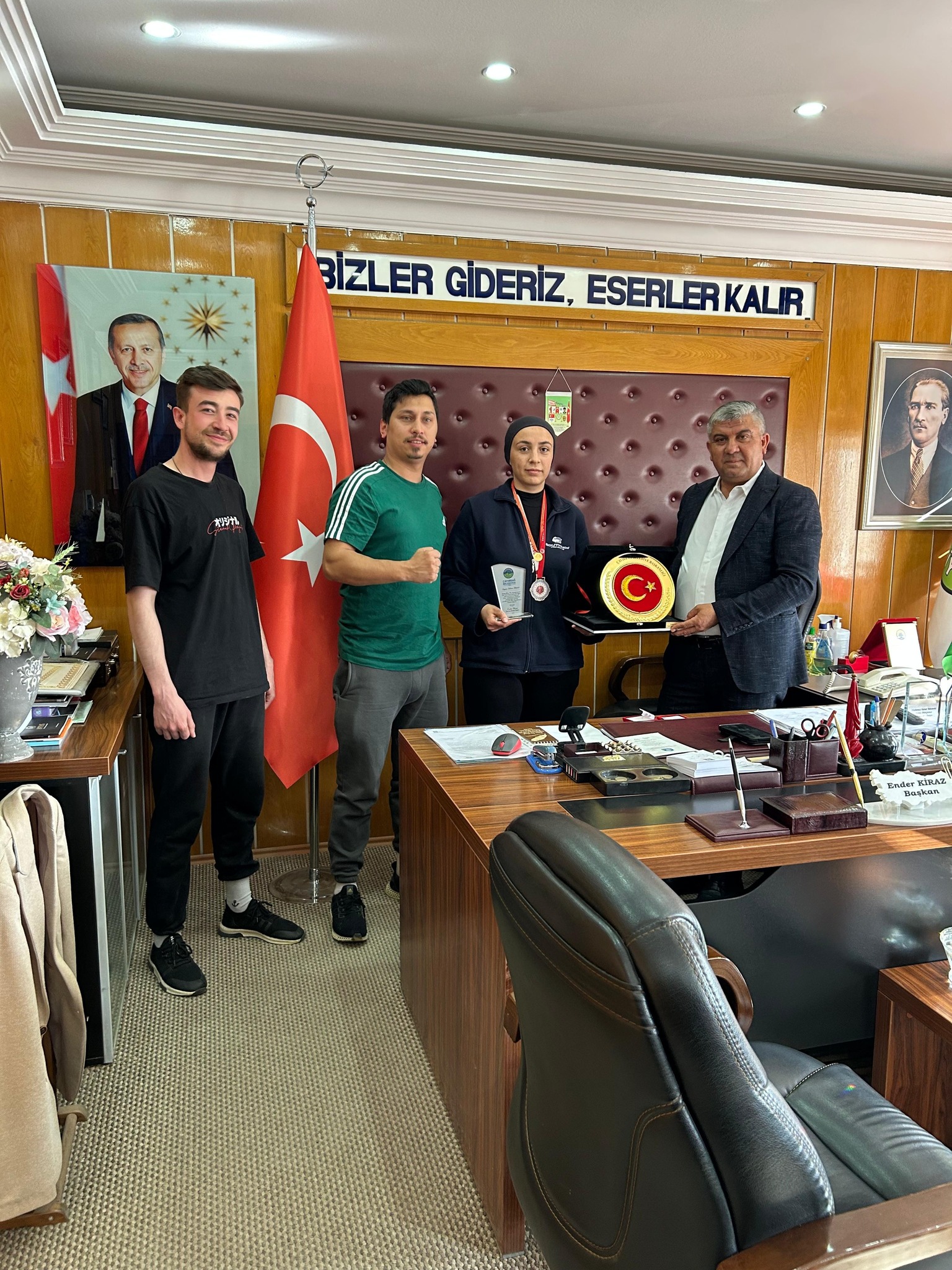 Başkan Ki̇raz Hemşehri̇si̇ni̇ Takdi̇r Etti̇