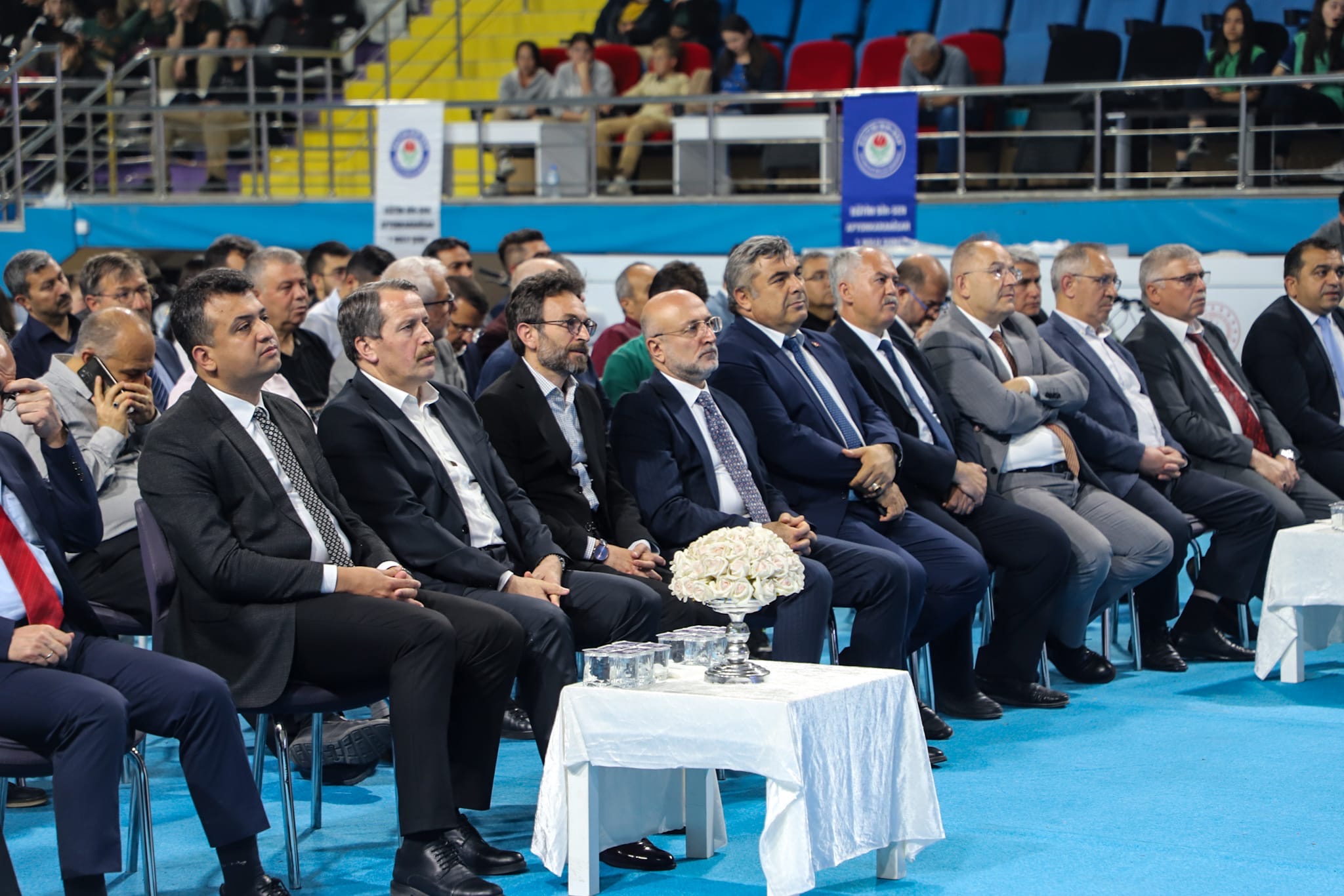 Başkan Şahi̇n, Eği̇ti̇m Bi̇r Sen Ki̇tap Okuma Yarişmasi’nda Gençleri̇ Tebri̇k Etti̇2