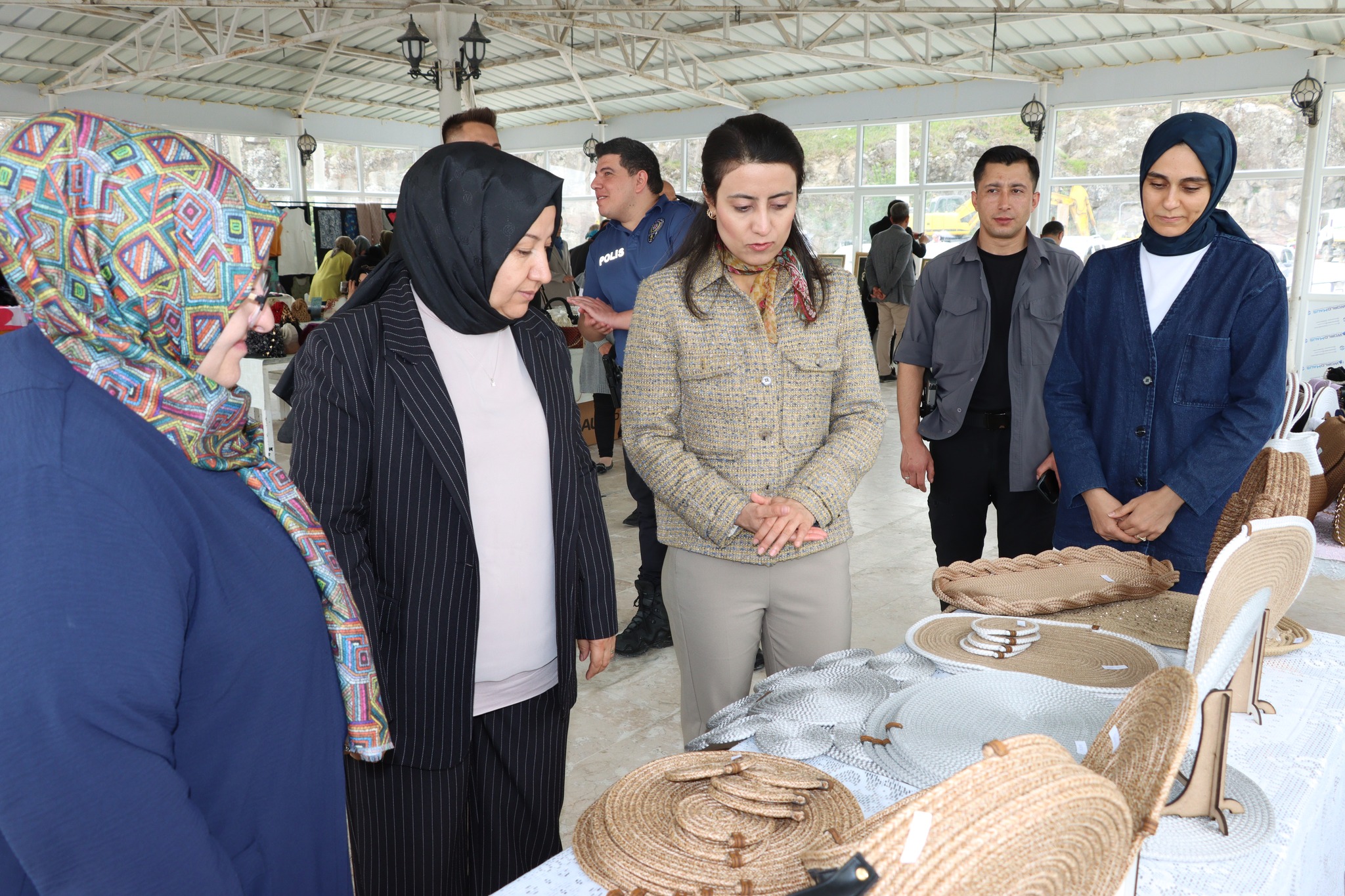 Başkan Ve Kaymakam, El Emeği̇ Kermesi̇'nde Bi̇r Araya Geldi̇1